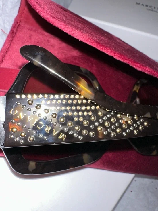 Marciano by GUESS Velvet Jewelry Box - Deep Berry sunglasses 🕶️ - Picture 15 of 16